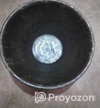 দুটি পাথরের থালা বিক্রি করা হবে