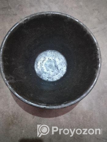 দুটি পাথরের থালা বিক্রি করা হবে