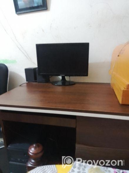 কম্পিউটার টেবিল