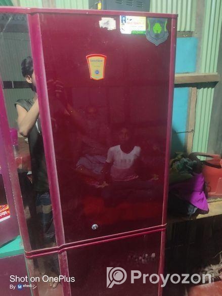 গোল্ড স্টার ফ্রিজ।