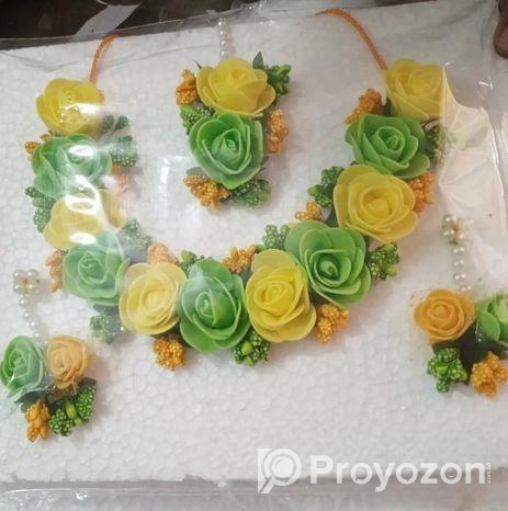 ফুল দিয়ে তৈরি গহনা