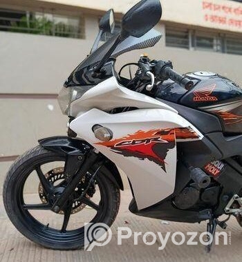Honda CBR 150R . 2015