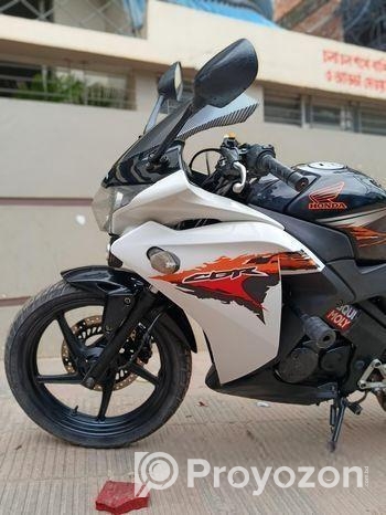 Honda CBR 150R . 2015