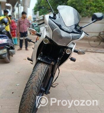 Honda CBR 150R . 2015