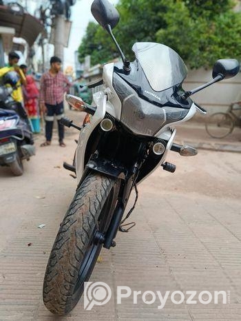 Honda CBR 150R . 2015