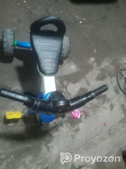 আকর্ষণিয় আয়না,খেলনা গাড়ি