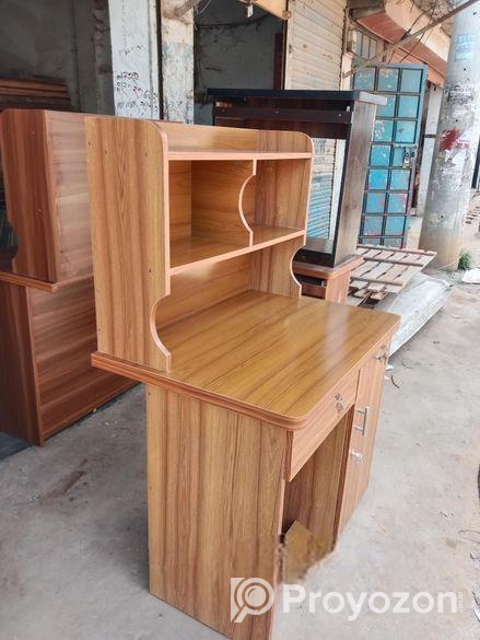 পড়ার টেবিল