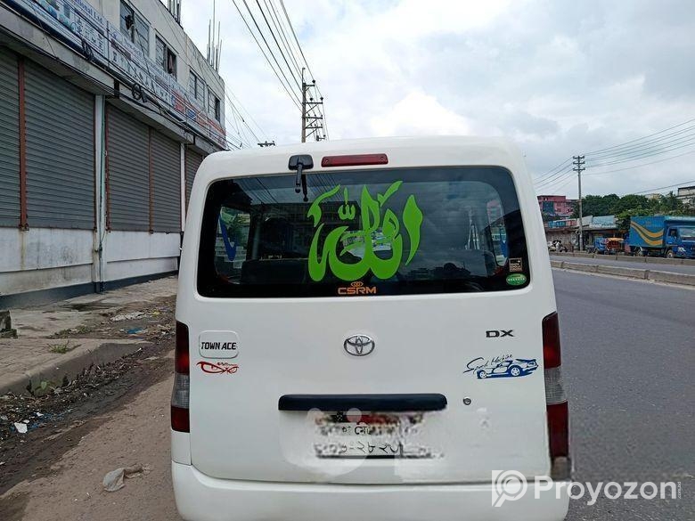 Toyota TownAce Microbus 2012