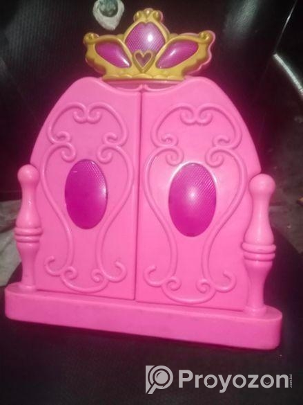 আকর্ষণিয় আয়না,খেলনা গাড়ি