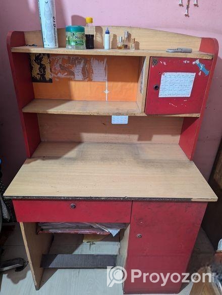 স্টাডি টেবিল