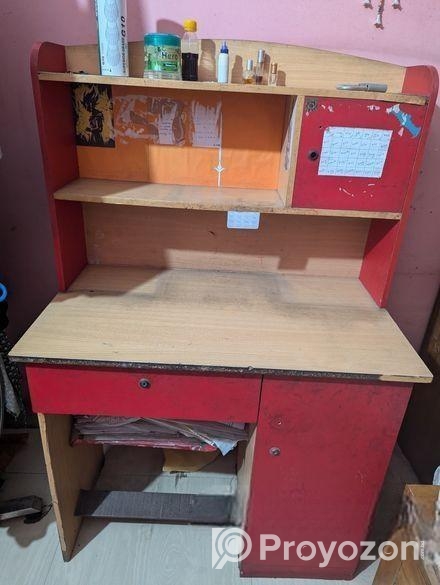 স্টাডি টেবিল