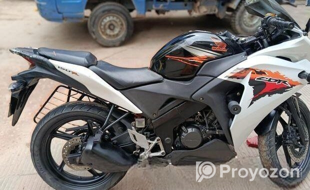 Honda CBR 150R . 2015