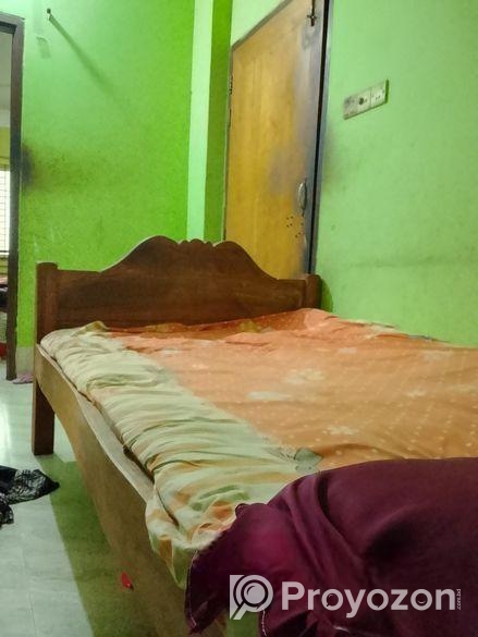 একটি আকাশমনি কাঠের সিঙ্গেল খাট