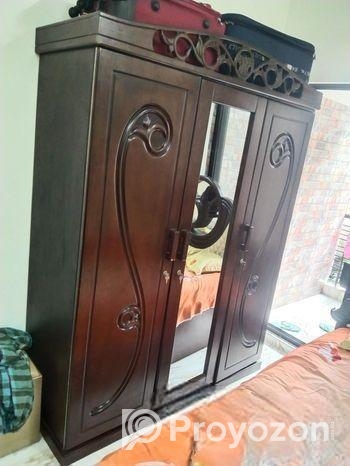 একটি তিন পার্টের আলমারি বিক্রি করা হবে।