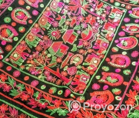 হাতে বানানো নকশী কাঁথা।