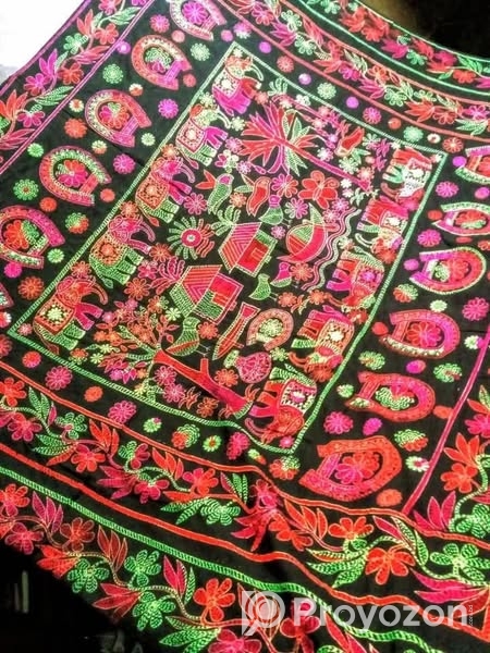 হাতে বানানো নকশী কাঁথা।