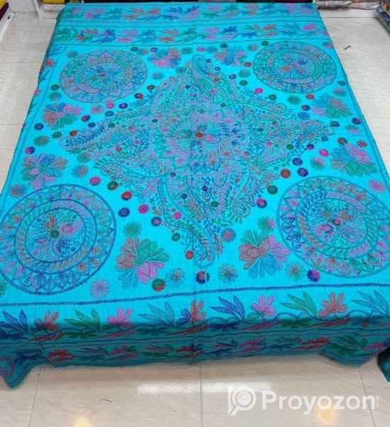 হাতে বানানো নকশী কাঁথা।