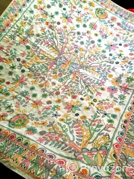 হাতে বানানো নকশী কাঁথা।