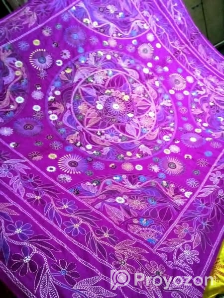 হাতে বানানো নকশী কাঁথা।