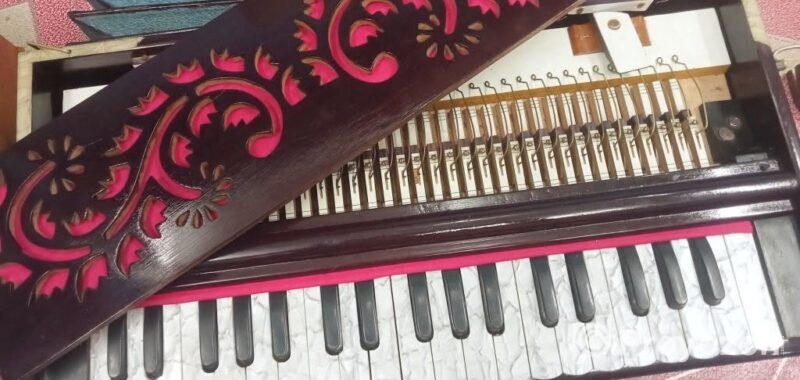 হারমোনিয়ামটি বিক্রি হবে।