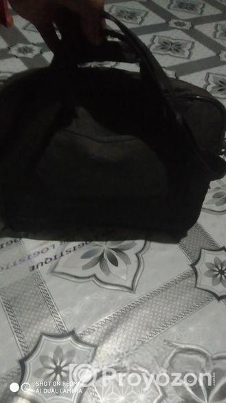 একটা ভারতীয় ব‍্যাগ বিক্রি করা হবে