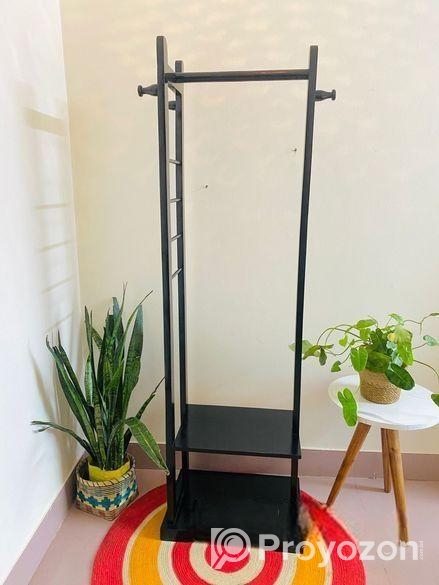 কাঠের আলনা।