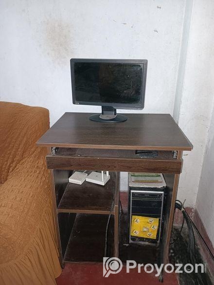 একটি কম্পিউটার টেবিল বিক্রি করবো