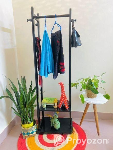 কাঠের আলনা।