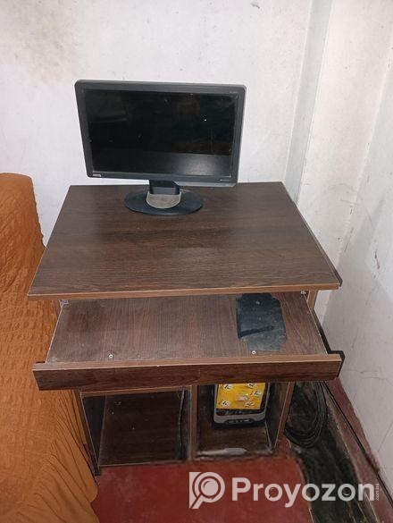 একটি কম্পিউটার টেবিল বিক্রি করবো