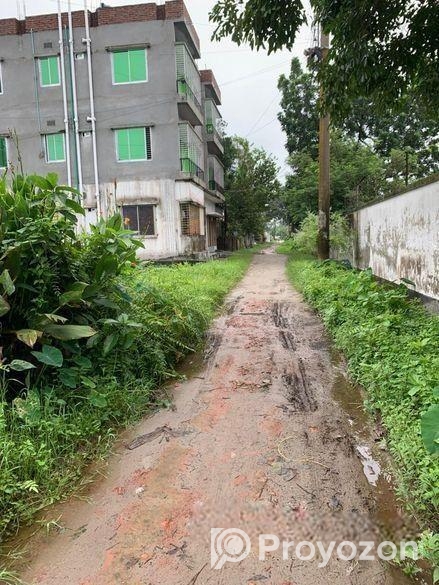 দক্ষিন মুখি বসবাসের জন্য সুন্দর জমি বিক্রয় হবে।