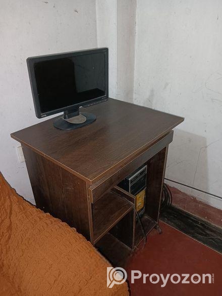 একটি কম্পিউটার টেবিল বিক্রি করবো