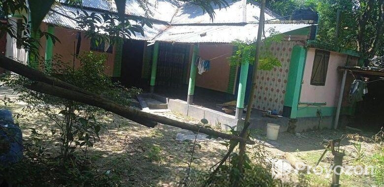 তিন রুম বিশিষ্ট অ্যাটাস্ট বাথরুম কিচেন সাপ্লাই বিদ্যুৎসহ বাইরে বা