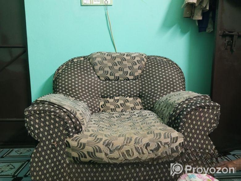 পুরাতন কিছু পারিবারিক সামগ্রী।