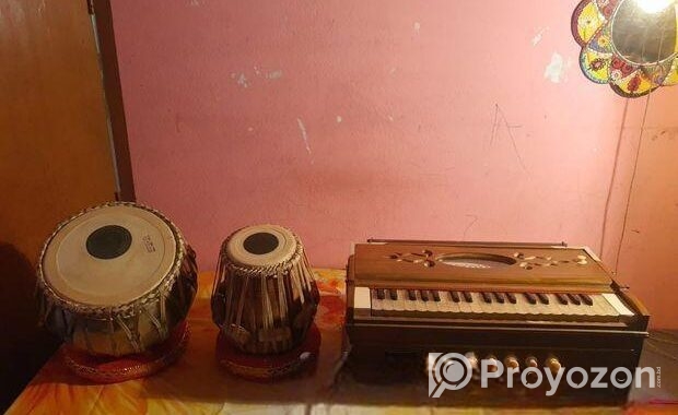 একটি হারমোনিয়াম ও দুইটি তবলায়