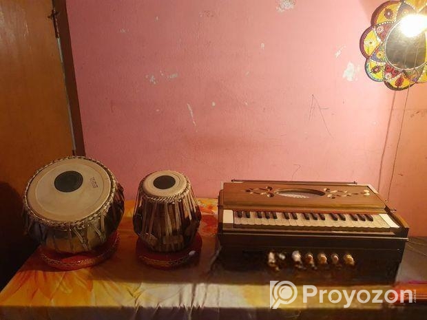 একটি হারমোনিয়াম ও দুইটি তবলায়