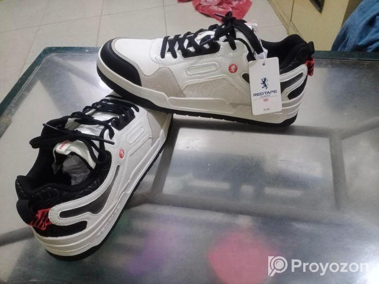 একজোড়া স্নিকার বিক্রয় করা হবে ৪৩ সাইজ।