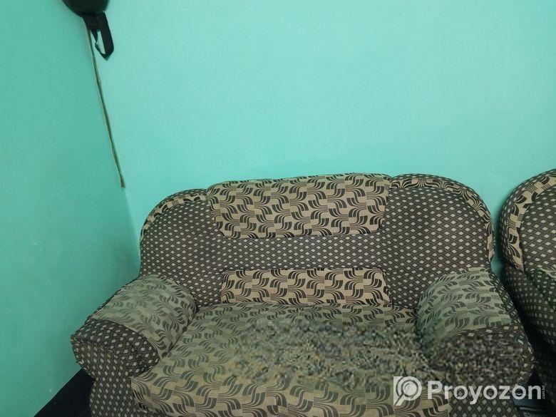 পুরাতন কিছু পারিবারিক সামগ্রী।