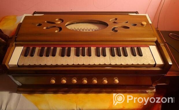 একটি হারমোনিয়াম ও দুইটি তবলায়