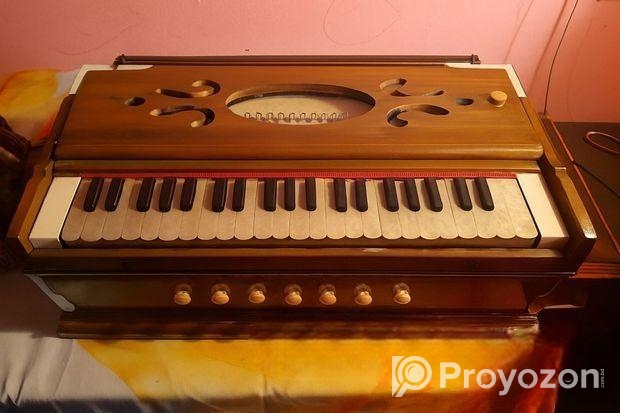 একটি হারমোনিয়াম ও দুইটি তবলায়