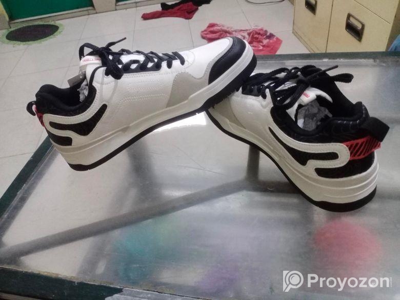 একজোড়া স্নিকার বিক্রয় করা হবে ৪৩ সাইজ।