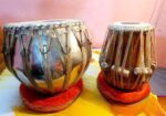 একটি হারমোনিয়াম ও দুইটি তবলায়