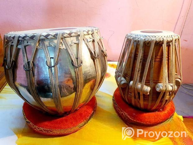 একটি হারমোনিয়াম ও দুইটি তবলায়