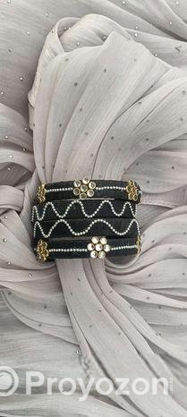 হাতে গড়া শখের সাজ: রঙের মেলায় অনন্য চুড়ি