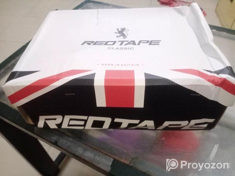 একজোড়া স্নিকার বিক্রয় করা হবে ৪৩ সাইজ।