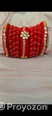 হাতে গড়া শখের সাজ: রঙের মেলায় অনন্য চুড়ি