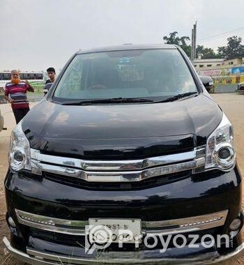 Toyota Noah 2011