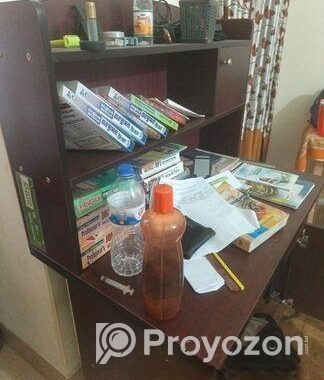 একটি পড়ার টেবিল বিক্রি করা হবে।