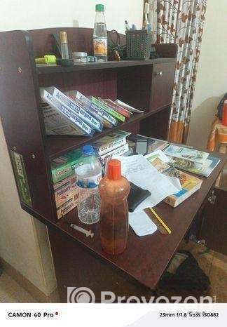 একটি পড়ার টেবিল বিক্রি করা হবে।