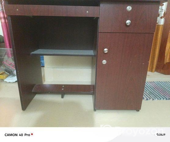 একটি পড়ার টেবিল বিক্রি করা হবে।