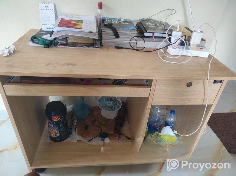 পড়ার টেবিল বা কম্পিউটার